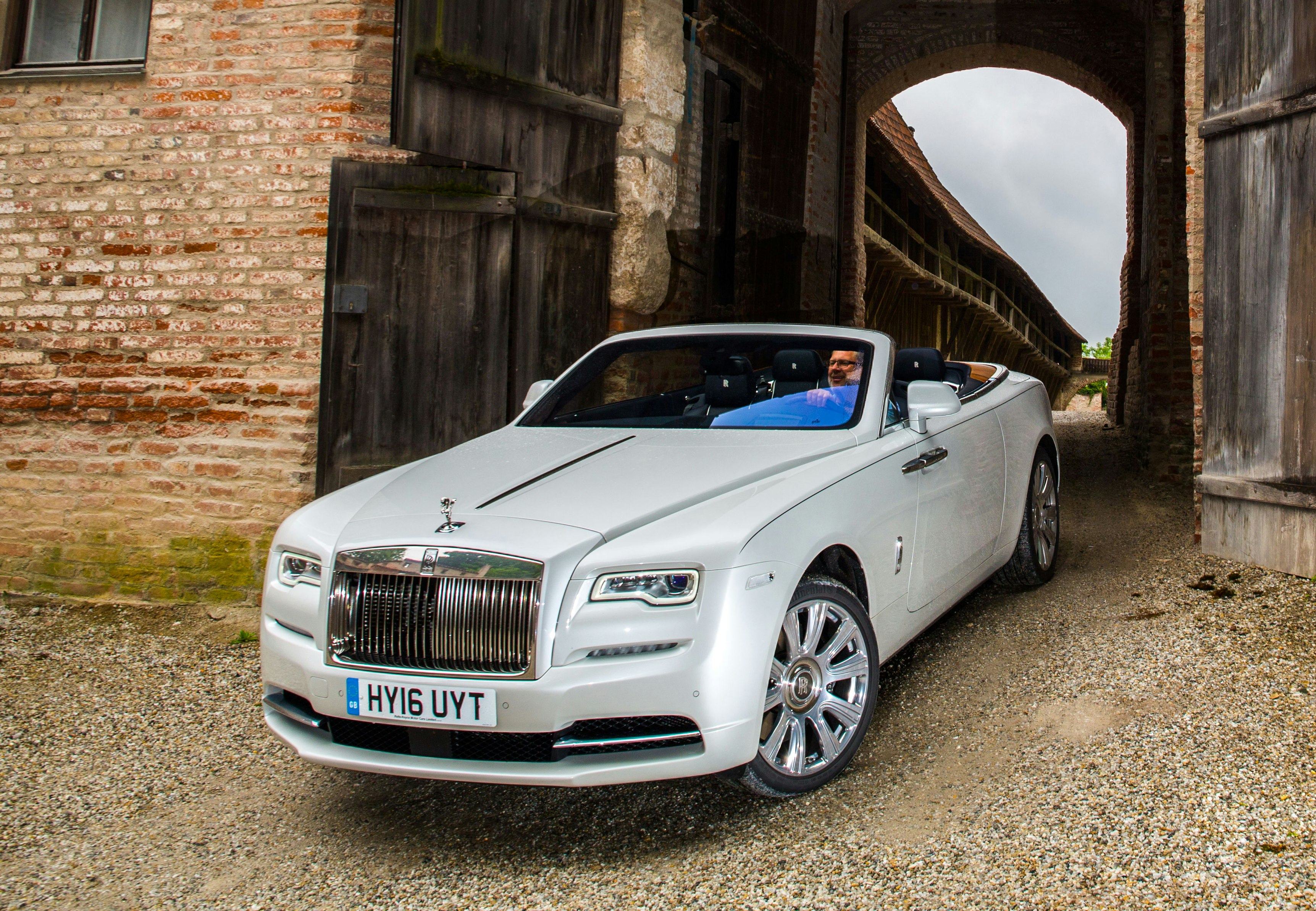 Rolls-Royce Dawn Bygger teknisk set på den forrige BMW 7-serie (kode F1)