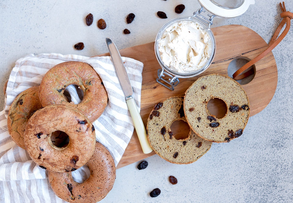 Bagels med kanel, rosiner og cream cheese